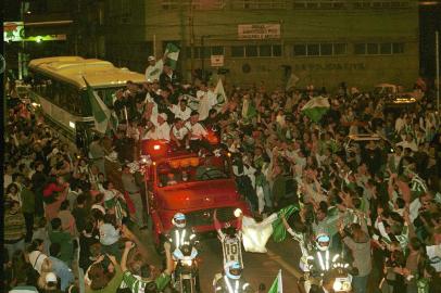 Caxias do Sul - Chegada dos jogadores do Juventude , após a conquista da Copa do Brasil ,#PÁGINA: 1 Fonte: Pioneiro------CAXIAS DO SUL, RS, BRASIL, 28/06/1999. FOTO BANCO DE DADOS - CONTATO Nº 44342 (acervo Jornal Pioneiro) - Chegada dos jogadores do Juventude após a conquista da Copa do Brasil 1999. O Juventude conquistou o título após empatar em 0 a 0 contra o Botafogo, no estádio Maracanã, no Rio de Janeiro, ontem (27/06/1999). (Porthus Junior/Agência RBS----