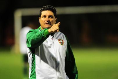 FARROUPILHA, RS, BRASIL, 02/03/2016. Brasil-Fa x Caxias, jogo amistoso realizado no Estádio das Castanheiras, em Farroupilha.  Técnico Carlos Moraes, do Brasil-Fa. (Porthus Junior/Pioneiro)