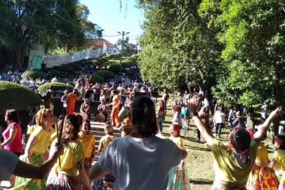 Tambores da Nossa Aldeia, atração do Aldeia Sesc Caxias no Parque dos Macaquinhos