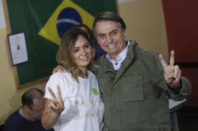  Jair Bolsonaro, far-right lawmaker and presidential candidate of the Social Liberal Party (PSL), poses with his wife Michelle as they arrive to cast their votes, at a polling centre in Rio de Janeiro, Brazil October 28, 2018 (Photo by RICARDO MORAES / POOL / AFP)Editoria: POLLocal: Rio de JaneiroIndexador: RICARDO MORAESSecao: electionFonte: POOLFotógrafo: STF