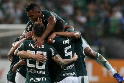 O jogador Edu Dracena, do Palmeiras, comemora seu gol contra a equipe do Santos, durante partida válida pela 32ª rodada, do Brasileirão, no Allianz Parque.