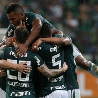 O jogador Edu Dracena, do Palmeiras, comemora seu gol contra a equipe do Santos, durante partida válida pela 32ª rodada, do Brasileirão, no Allianz Parque.