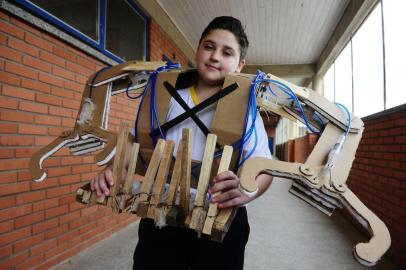  GLORINHA, RS, BRASIL, 18/10/2018 - Rogers Junior Consul Silveira, o menino de 10 anos, estudante do 5º ano da Escola Ari Soares, em Glorinha que construiu uma armadura robotica hidraulica. (FOTOGRAFO: RONALDO BERNARDI / AGENCIA RBS)