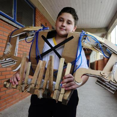  GLORINHA, RS, BRASIL, 18/10/2018 - Rogers Junior Consul Silveira, o menino de 10 anos, estudante do 5º ano da Escola Ari Soares, em Glorinha que construiu uma armadura robotica hidraulica. (FOTOGRAFO: RONALDO BERNARDI / AGENCIA RBS)