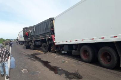 Acidente entre cinco caminhões em Rosário do Sul. Foto: PRF/Divulgação