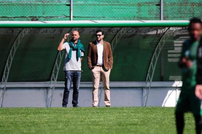  CAXIAS DO SUL, RS, BRASIL, 04/10/2018. Treino do Juventude no Estádio Alfredo Jaconi. Na foto, o diretor executivo de futebol Flávio Campos e o vice-presidente executivo Jones Biglia  (Diogo Sallaberry/Agência RBS)