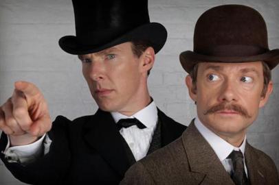 -A BBC liberou a primeira foto da quarta temporada de SHERLOCK, com Benedict Cumberbatch e Martin Freeman ostentando um visual, digamos, peculiar. O especial está previsto para ser exibido no natal de 2015. O restante dos episódios deve ir ao ar em 2016