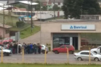 Criminosos fazem cordão humano em assalto a banco em Cambará do Sul