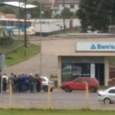 Criminosos fazem cordão humano em assalto a banco em Cambará do Sul