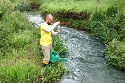 Falta de veículos dificulta trabalho de diversos setores da Secretaria de Saúde como o combate ao mosquito borrachudo no interior de Caxias do Sul. Na foto, o agente Everton Brito de Oliveira.