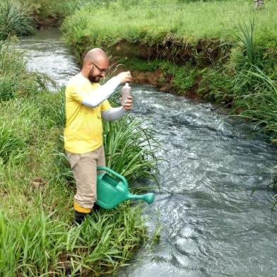 Falta de veículos dificulta trabalho de diversos setores da Secretaria de Saúde como o combate ao mosquito borrachudo no interior de Caxias do Sul. Na foto, o agente Everton Brito de Oliveira.