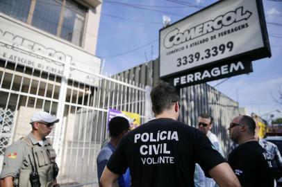  PORTO ALEGRE, RS, BRASIL, 12-04-2018: Homicídio em ferragem situada na Rua Barão do Amazonas, em Porto Alegre (FOTO FÉLIX ZUCCO/AGÊNCIA RBS, Editoria de Notícias).