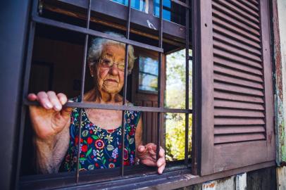  PORTÃO, RS, BRASIL, 06/11/2018 : Celuta Oliveira, 93 anos, já sofreu sete assaltos em sua casa, em Portão. Comunidade se mobiliza para protege-la. (Omar Freitas/Agência RBS)