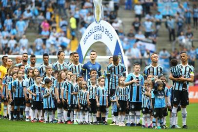 Time do Grêmio em linha para enfrentar o Ceará pela 26ª rodada do Brasileirão na Arena