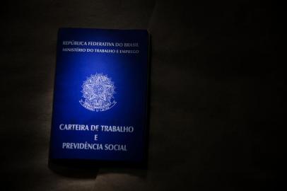  A partir de sábado (11/11/2017) uma nova Consolidação das Leis do Trabalho (CLT) passa a orientar as relações entre empregados e empregadores no Brasil. É a entrada em vigor da lei 13.467, 120 dias após aprovação. São mais de cem alterações na legislação. Entre as principais novidades, está o profissional autônomo que pode ser exclusivo de um empregador e, ainda assim, não ter a condição de empregado, o contrato intermitente (só por alguns períodos) e a terceirização, confirmada para a atividade principal de uma empresa. (FOTO: TIAGO GHIZONI/DIÁRIO CATARINENSE - FLORIANÓPOLIS, SANTA CATARINA, BRASIL - 12/11/2017)