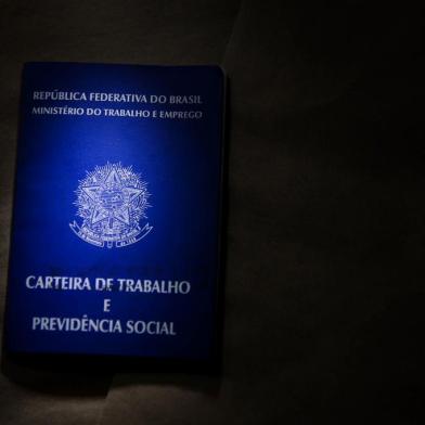  A partir de sábado (11/11/2017) uma nova Consolidação das Leis do Trabalho (CLT) passa a orientar as relações entre empregados e empregadores no Brasil. É a entrada em vigor da lei 13.467, 120 dias após aprovação. São mais de cem alterações na legislação. Entre as principais novidades, está o profissional autônomo que pode ser exclusivo de um empregador e, ainda assim, não ter a condição de empregado, o contrato intermitente (só por alguns períodos) e a terceirização, confirmada para a atividade principal de uma empresa. (FOTO: TIAGO GHIZONI/DIÁRIO CATARINENSE - FLORIANÓPOLIS, SANTA CATARINA, BRASIL - 12/11/2017)