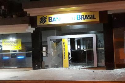 Por volta das 4h da madrugada da quinta feira (08), bandidos explodiram a agência bancária da Caixa Econômica Federal em Casca.