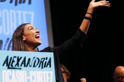 NY House Candidate Alexandria Ocasio-Cortez Joins Progressive Fundraiser In LALOS ANGELES, CA - AUGUST 02: U.S. House candidate Alexandria Ocasio-Cortez (D-NY) waves to supporters at a progressive fundraiser on August 2, 2018 in Los Angeles, California. The rising political star is on her third trip away from New York in three weeks and is projected to become the youngest woman elected to Congress this November when she will be 29 years old.   Mario Tama/Getty Images/AFPEditoria: POLLocal: Los AngelesIndexador: MARIO TAMASecao: ElectionFonte: GETTY IMAGES NORTH AMERICAFotógrafo: STF