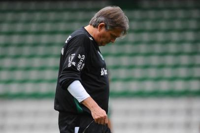  CAXIAS DO SUL, RS, BRASIL, 25/10/2018. Treino do Juventude no estádio Alfredo Jaconi. O Ju está disputando a série B do Campeonato Brasileiro e joga contro o Sampaio Correa amanhã (26/10) lutando para fugir do rebaixamento. Na foto, técnico Luiz Carlos Winck. (Porthus Junior/Agência RBS)Indexador: Porthus Junior                  