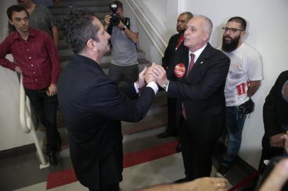  PORTO ALEGRE, RS, BRASIL - 2018.11.08 - Conselheiros do Inter votam no primeiro turno das eleições presidenciais para o biênio 2019-2020. Na foto: candidatos Luciano Davi candidato (cabelo escuro) e Marcelo Medeiros presidente (calvo grisalho)  (Foto: ANDRÉ ÁVILA/ Agência RBS)