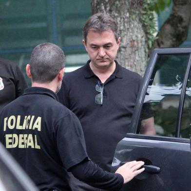 JOESLEY BATISTA É PRESO NA OPERAÇÃO CAPITU.SP - PRISÃO-JOESLEY-BATISTA-IML - GERAL - Empresário Joesley Batista deixa o Instituto Médico Legal (IML) Central de São Paulo (SP), após ser preso durante a Operação Capitu, deflagrada pela Polícia Federal, na manhã desta sexta-feira (9). A Operação Capitu investiga o envolvimento do vice-governador do estado, Antonio Andrade (MDB), em um esquema de corrupção na época em que ele era ministro da Agricultura do governo Dilma Rousseff (PT). 09/11/2018 - Foto: WILLIAN MOREIRA/FUTURA PRESS/FUTURA PRESS/ESTADÃO CONTEÚDOEditoria: GERALLocal: SÃO PAULOIndexador: WILLIAN MOREIRAFotógrafo: FUTURA PRESS