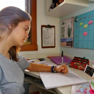  PORTO ALEGRE, RS, BRASIL, 01/11/2018: Adolescentes assistem a videoaulas para complementar estudos em casa. Na foto, a estudante Juliana Campos Meurer. (CAMILA DOMINGUES/AGÊNCIA RBS)