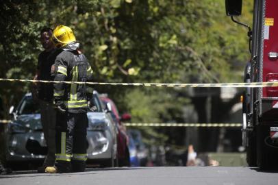  PORTO ALEGRE, RS, BRASIL, 09-11-2018. Gate isola Rua Guimarães Rosa, no bairro Boa Vista, após suposto explosivo ser encontrado em árvore. Segundo comandante do BOE, material está dentro de cano de PVC. (ANDRÉ ÁVILA/AGÊNCIA RBS)