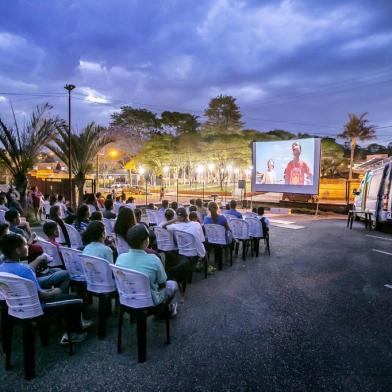 Cinesolar,iniciativa brasileira de cinema itinerante que exibe filmes a partir da energia solar.