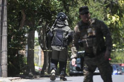  PORTO ALEGRE, RS, BRASIL, 09-11-2018. Gate isola Rua Guimarães Rosa, no bairro Boa Vista, após suposto explosivo ser encontrado em árvore. Segundo comandante do BOE, material está dentro de cano de PVC. (ANDRÉ ÁVILA/AGÊNCIA RBS)