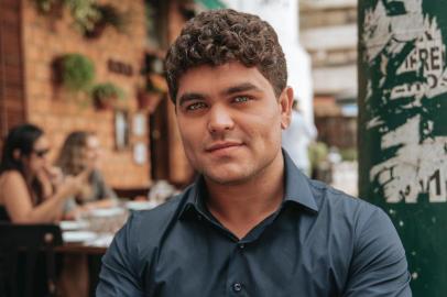 Tallis Gomes é Forbes 30 under 30, eleito pelo MIT como um dos jovens mais inovadores do Brasil, é Young Leader of the Year nos Estados Unidos pela Latin Trade, foi Empreendedor do Ano por dois anos consecutivos pelo João Doria no LIDE, Entrepreneur of the Year pela Younsei University na Coreia do Sul e considerado pela revista Galileu como uma das 25 pessoas mais influentes da internet brasileira. O autor já ministrou palestras nas melhores universidades do mundo como Columbia, Duke, Harvard e Yonsei University (Coreia do Sul), sendo apontado como uma das maiores autoridades em inovação do Brasil. A venda da Easy Taxi é considerada uma das três maiores saídas da história do ecossistema brasileiro; Tallis hoje se dedica à Singu, maior marketplace de beleza e bem-estar do Brasil.