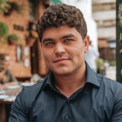 Tallis Gomes é Forbes 30 under 30, eleito pelo MIT como um dos jovens mais inovadores do Brasil, é Young Leader of the Year nos Estados Unidos pela Latin Trade, foi Empreendedor do Ano por dois anos consecutivos pelo João Doria no LIDE, Entrepreneur of the Year pela Younsei University na Coreia do Sul e considerado pela revista Galileu como uma das 25 pessoas mais influentes da internet brasileira. O autor já ministrou palestras nas melhores universidades do mundo como Columbia, Duke, Harvard e Yonsei University (Coreia do Sul), sendo apontado como uma das maiores autoridades em inovação do Brasil. A venda da Easy Taxi é considerada uma das três maiores saídas da história do ecossistema brasileiro; Tallis hoje se dedica à Singu, maior marketplace de beleza e bem-estar do Brasil.