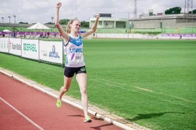 A atleta gaúcha Jaqueline Weber conquistou a medalha de ouros nos 1.500m nos Jogos Universitários Brasileiros (JUBS), disputado em Maringá, no Paraná.