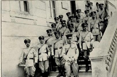 Reprodução de foto no relatório do intendente de Caxias do Sul Celeste Gobbato. A imagem mostra a Guarda Municipal no ano de 1925 em frente à sede da intendência da cidade.