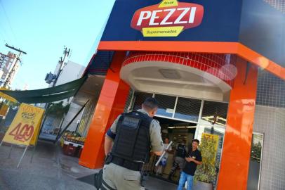  PORTO ALEGRE, RS, BRASIL, 09/11/2018: Supermercado Pezzi é assaltado na tarde de sexta-feira. (CAMILA DOMINGUES/AGÊNCIA RBS)