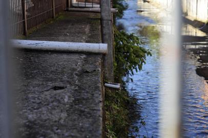  CAXIAS DO SUL, RS, BRASIL, 07/06/2018 - Percorremos o Arroio Tega em Caxias do Sul para mostrar as condições do curso dágua que corta a cidade. NA FOTO:Arroio corta a Rua Dom Pedro II, bairro São José onde recebe esgoto de empresas. (Marcelo Casagrande/Agência RBS)