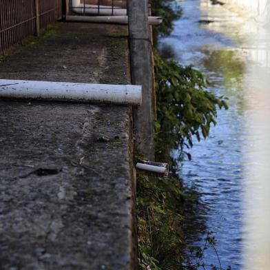  CAXIAS DO SUL, RS, BRASIL, 07/06/2018 - Percorremos o Arroio Tega em Caxias do Sul para mostrar as condições do curso dágua que corta a cidade. NA FOTO:Arroio corta a Rua Dom Pedro II, bairro São José onde recebe esgoto de empresas. (Marcelo Casagrande/Agência RBS)