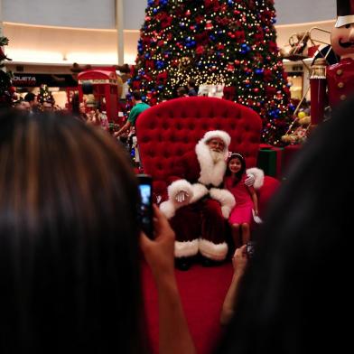  CAXIAS DO SUL, RS, BRASIOL, 09/11/2018 - Chegada do Papai Noel no shopping Iguatemi reune centenas de pessoas. (Marcelo Casagrande/Agência RBS)