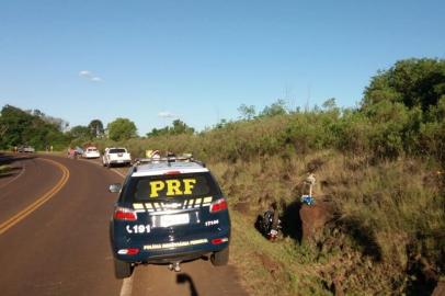  Um soldado da Brigada Militar (BM) morreu em um acidente de trânsito na BR-392 em São Pedro do Butiá, na Região Noroeste, na tarde deste sábado (10). Fabiano Pieper, 38 anos, guiava uma motocicleta Suzuki GSX 750 cilindradas quando saiu da pista em uma curva e acabou colidindo contra o barranco na lateral da rodovia. Ele não resistiu aos ferimentos e morreu no local.