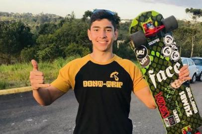 O skatista catarinense Allysson Pastrana, de 18 anos, morreu neste domingo (11) após grave acidente durante o Mundial de Skate Downhill, que acontecia no Rio de Janeiro. 