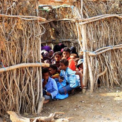 Displaced Yemeni students attend a class in a makeshift school in the northern district of Abs in Yemens northwestern Hajjah province, on October 28, 2018. - Around two million children across the country now have no access to schooling, according to the United Nations childrens fund (UNICEF), and the war that has pushed Yemen to the brink of famine shows no sign of waning. (Photo by ESSA AHMED / AFP)