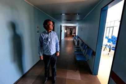  MONTENEGRO, RS, BRASIL, 08/11/2018 - Hospital de Montenegro, que é 100% SUS e, por falta de recursos, teve de interromper uma série de serviços e atendimentos. Na foto - Carlos Batista da Silveira, diretor-geral do Hospital Montenegro, que teve de suspender consultas e cirurgias eletivas (não urgentes) em razão de atrasos nos repasses de verbas do Estado.(FOTOGRAFO: FERNANDO GOMES / AGENCIA RBS)Indexador: Fernando Gomes