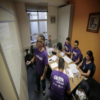  PORTO ALEGRE, RS, BRASIL - 2018.11.11 - Correção da prova do Enem pelos professores do Unificado. (Foto: ANDRÉ ÁVILA/ Agência RBS)