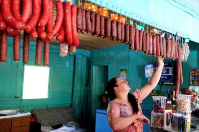 CAXIAS DO SUL, RS, BRASIL, 07/11/2018Pauta para o +Serra sobre o comércio das tendas na rota do sol. De Caxias do Sul até Capão da Canoa.Eloci Brando da Silva, Tenda Serra (Lucas Amorelli/Agência RBS)