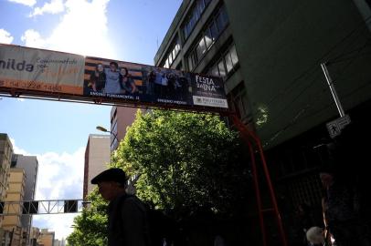  CAXIAS DO SUL, RS, BRASIL, 09/11/2018Pórticos da Festa da Uva estão sendo instalados em Caxias do Sul, como este da esquina das ruas Sinimbu com Dr. Montaury, perto da Praça Dante Alighieri, na área central da cidade.(Lucas Amorelli/Agência RBS)