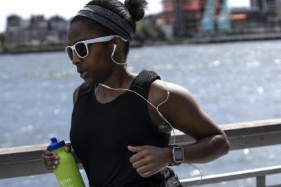 A jogger runs at East River Park in Manhattan.FILE -- A jogger runs at East River Park in Manhattan, Sept. 22, 2018. Being in shape may be as important to a long life as not smoking, according to an interesting new study of the links between fitness and mortality. (Jeenah Moon/The New York Times)Editoria: ALocal: NEW YORKIndexador: JEENAH MOONFonte: NYTNSFotógrafo: STR