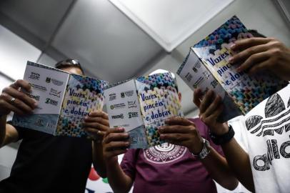  PORTO ALEGRE, RS, BRASIL, 12-11-2018. Lançamento e autógrafo do livro ¿Dobras, Pincéis e Vozes¿, coletânea com textos e desenhos de alunos da Fase na Feira do Livro. (CARLOS MACEDO/AGÊNCIA RBS)Indexador: Carlos Macedo