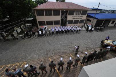  CAXIAS DO SUL, RS, BRASIL, 13/11/2018. 28 dos 30 alunos que  farão curso de formação para soldados da Brigada Militar em Caxias do Sul foram apresentados na manhã desta terça-feira na sede do 12º Batalhão de Polícia Militar, onde terão as aulas. Quase metade é de cidades da Serra. Mas oito são de outros estados. (Porthus Junior/Agência RBS)