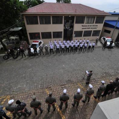  CAXIAS DO SUL, RS, BRASIL, 13/11/2018. 28 dos 30 alunos que  farão curso de formação para soldados da Brigada Militar em Caxias do Sul foram apresentados na manhã desta terça-feira na sede do 12º Batalhão de Polícia Militar, onde terão as aulas. Quase metade é de cidades da Serra. Mas oito são de outros estados. (Porthus Junior/Agência RBS)