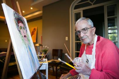  PORTO ALEGRE, RS, BRASIL, 15-10-2018. O estilista Rui Spohr depois de fechar seu ateliê dedica o tempo ao seu hobby que é a pintar quadros. - (FOTO ANDRÉA GRAIZ/AGÊNCIA RBS)Indexador: Anderson Fetter