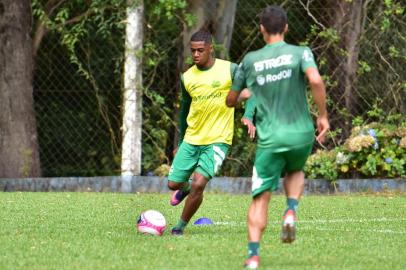  Juventude treina no gramado do Pedancino, ainda sem técnico. Na foto, o zagueiro Vinícius